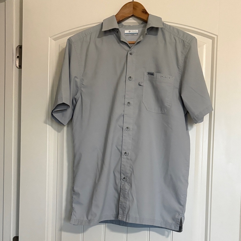 Men's Short-Sleeve Casual Button-Down Shirt in Light Gray